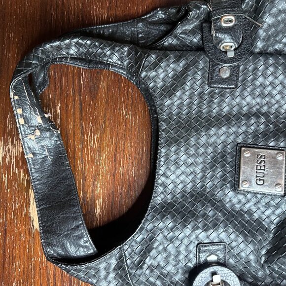 Vintage Guess Black Woven Faux Leather Hobo Shoulder Bag With Metal Logo Plate - Picture 8 of 14